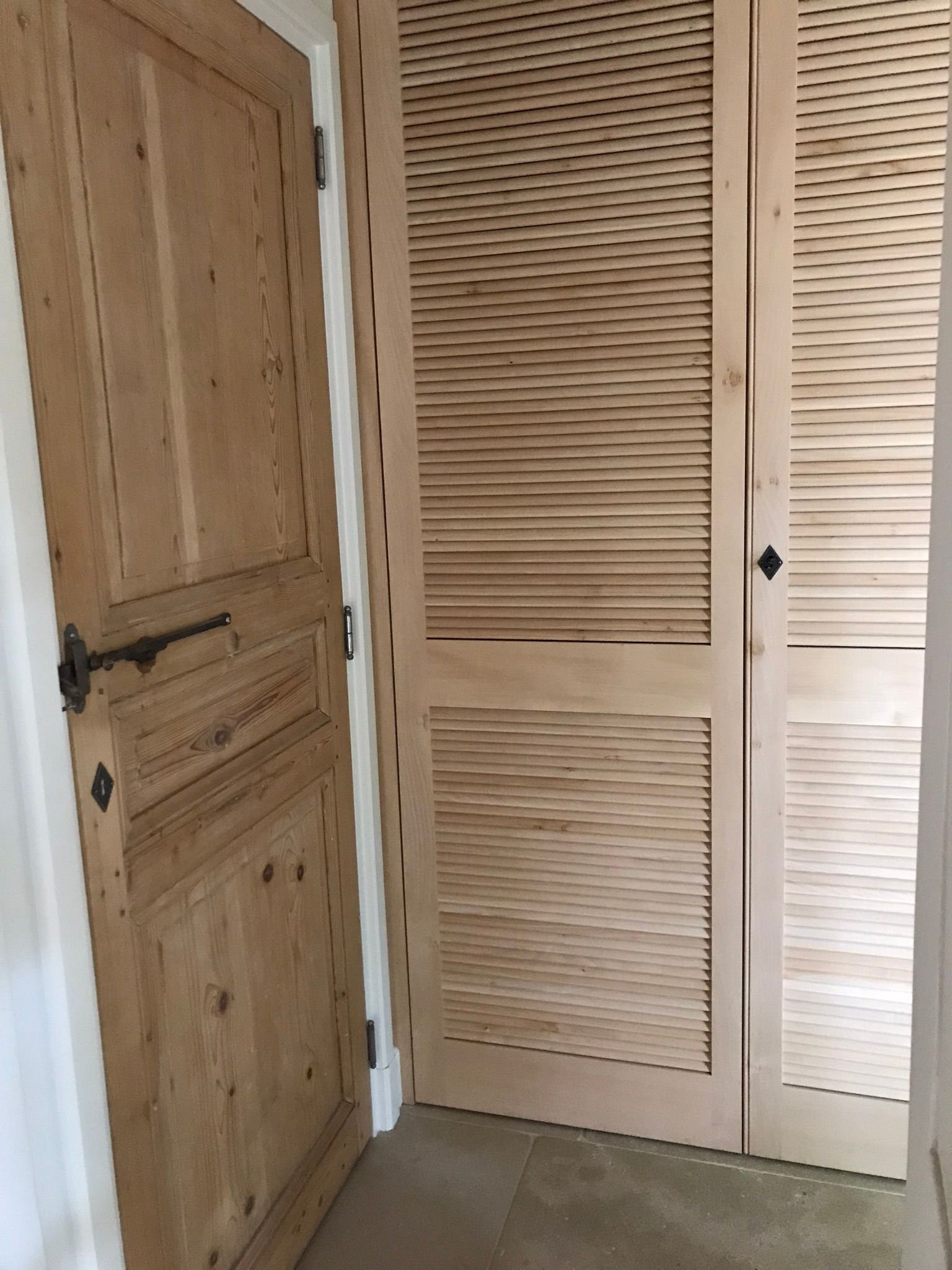 Portes de placard à persiennes