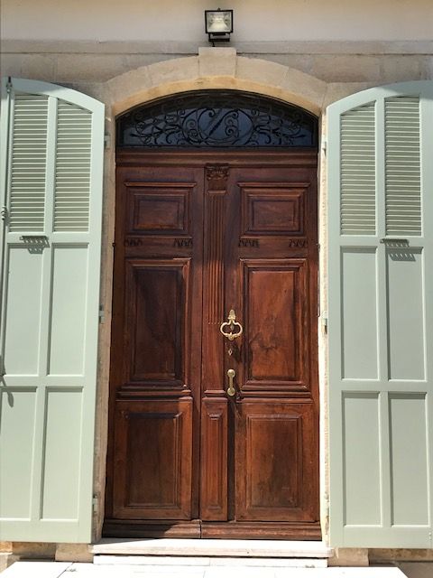 Après restauration de porte ancienne monumentale