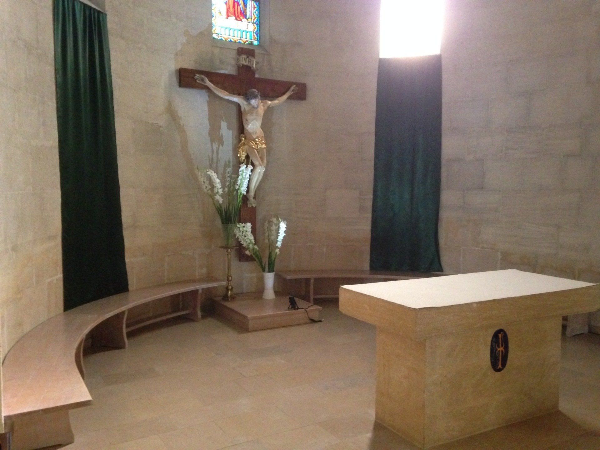 Agencement de bancs d'église et crucifis