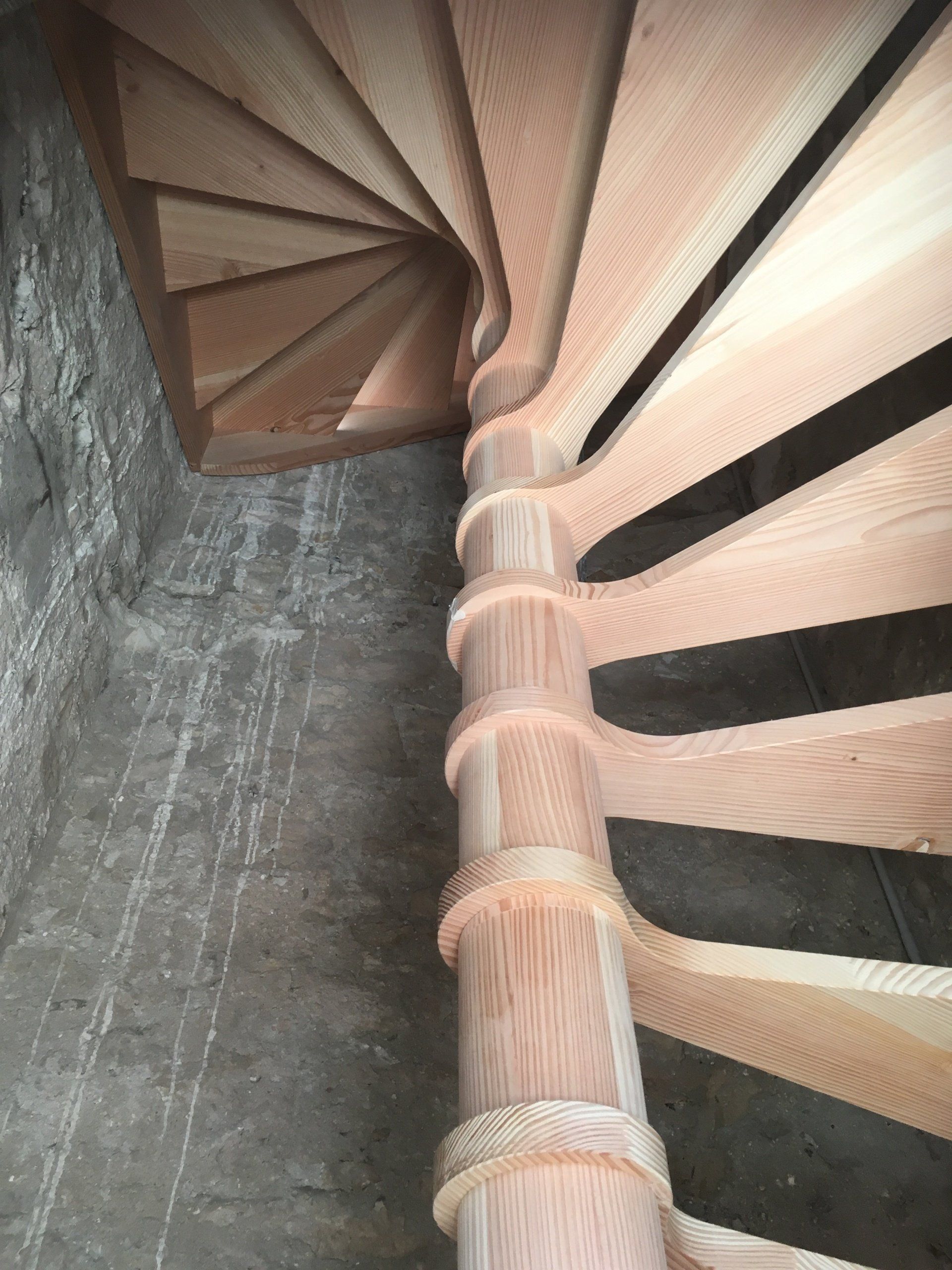 Escalier en bois à poteau central