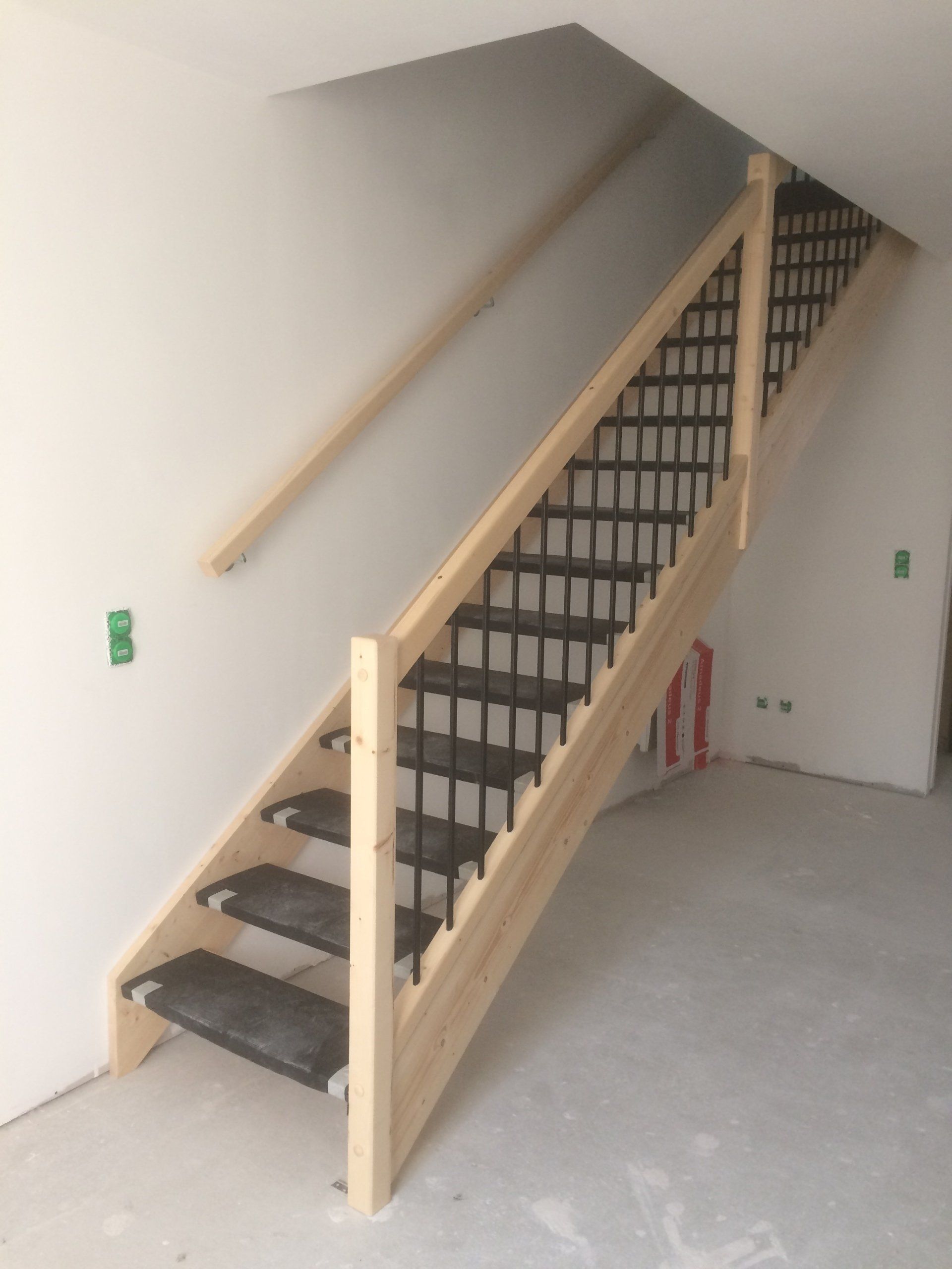 Escalier en bois avec marche en métal