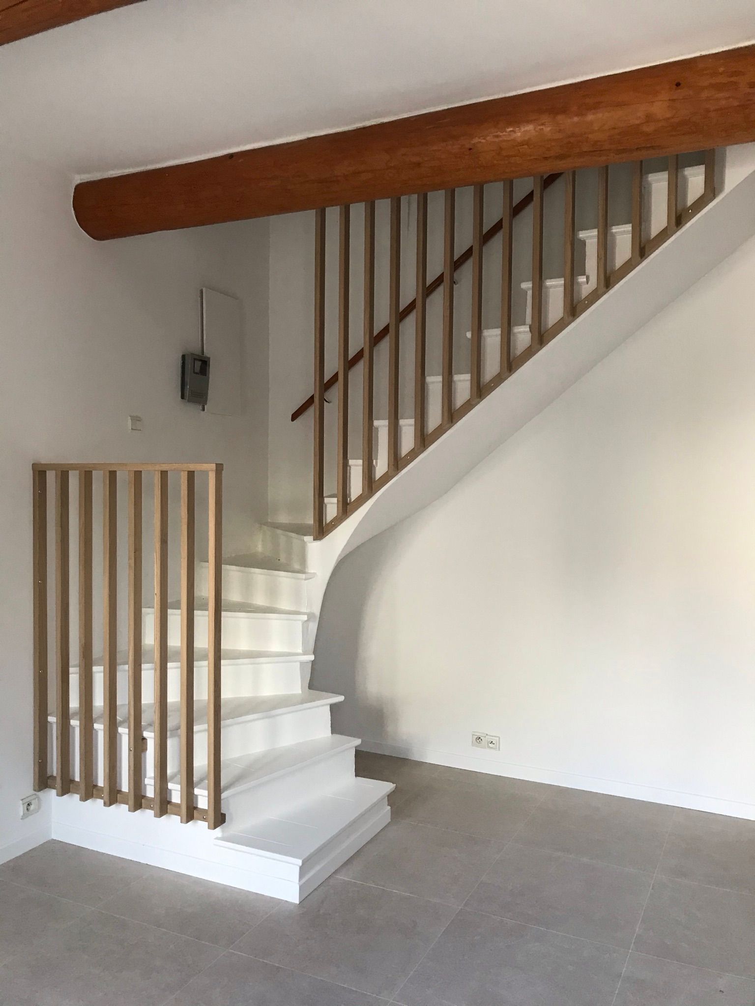 Escalier avec garde corps en claustras bois