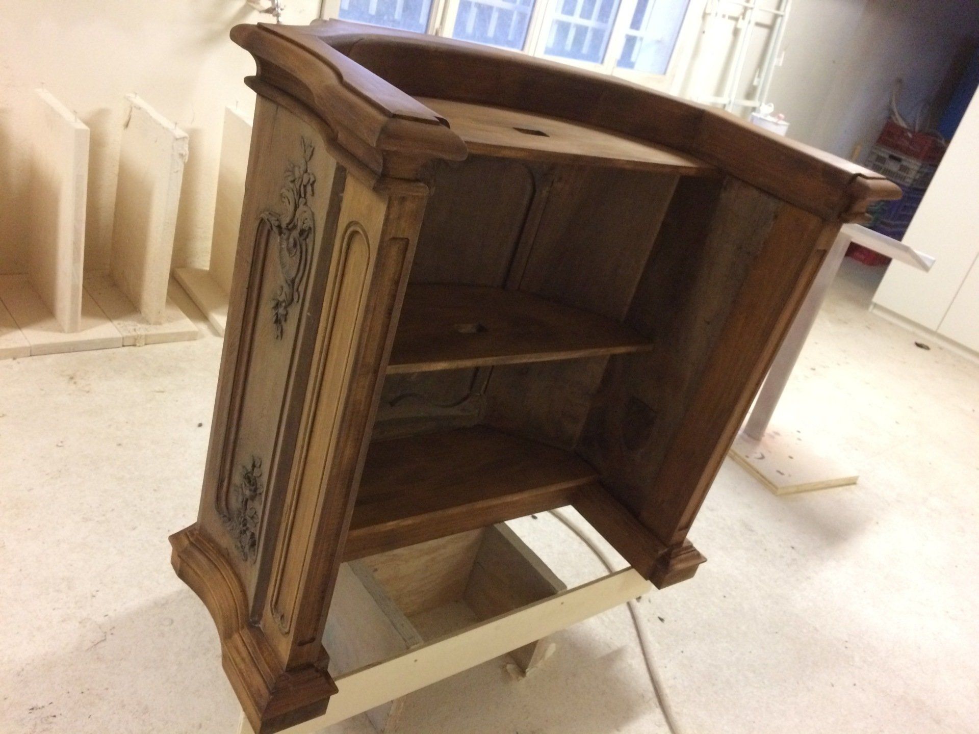 Modification d'une chaire à precher en pupitre d'église de dos