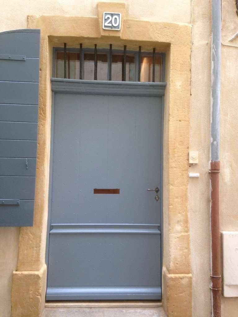 Porte d'entrée avec grille de défense