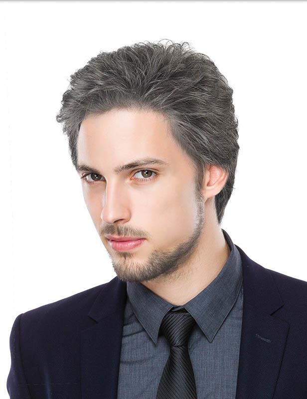 Ein Mann mit grauem Haar und Bart trägt Anzug und Krawatte.