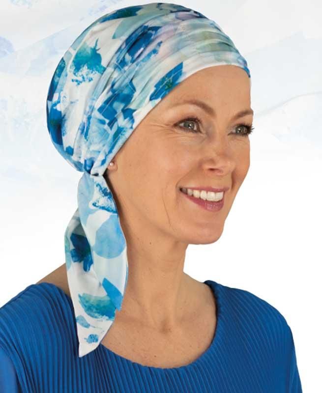 Eine Frau mit einem blau-weißen Schal um den Kopf