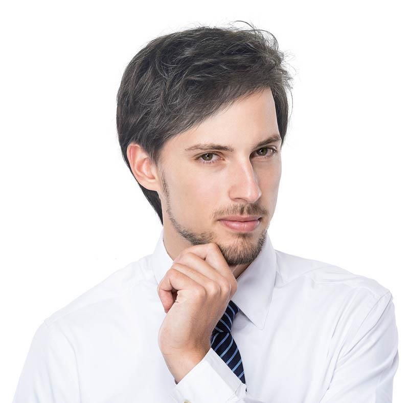 Ein Mann in weißem Hemd und Krawatte hat die Hand am Kinn.