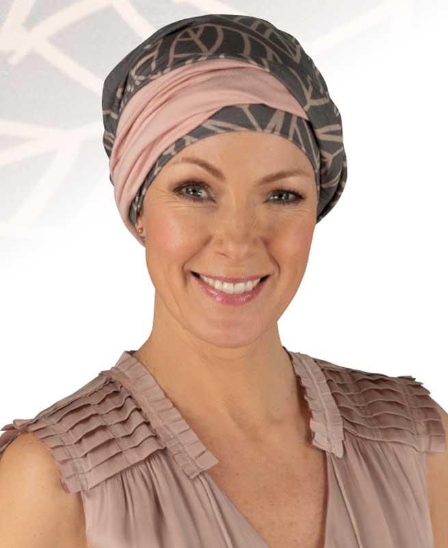 Eine Frau mit Turban lächelt in die Kamera