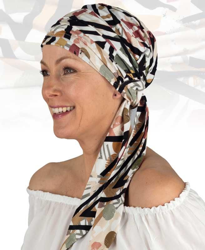 Eine Frau trägt ein Kopftuch und lächelt