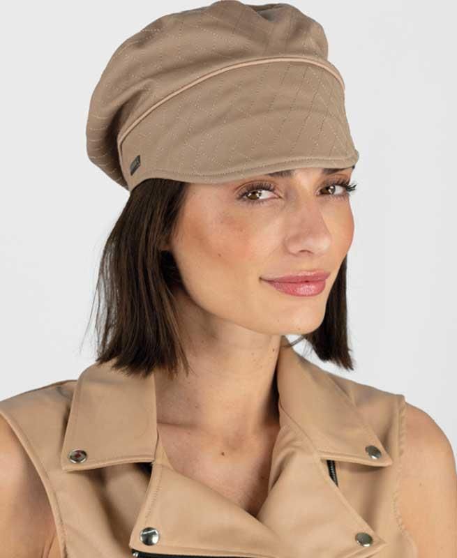 Eine Frau mit einem hellbraunen Hut und einer hellbraunen Jacke