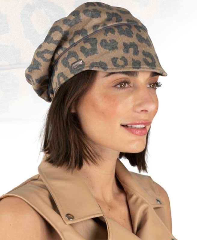 Eine Frau, die einen Hut mit Leopardenmuster trägt