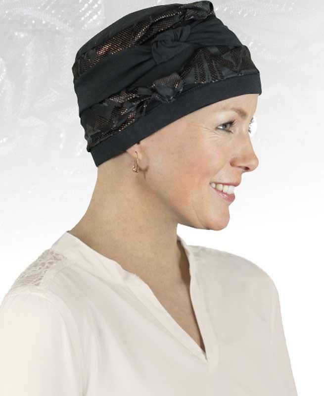 Eine Frau mit schwarzem Hut und weißem Hemd