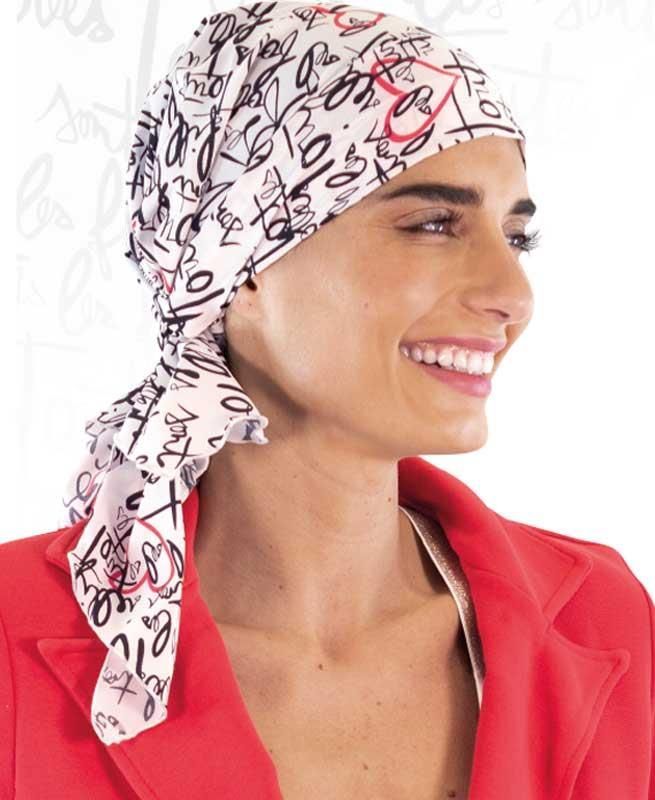 Eine Frau mit einer roten Jacke und einem weißen Schal auf dem Kopf