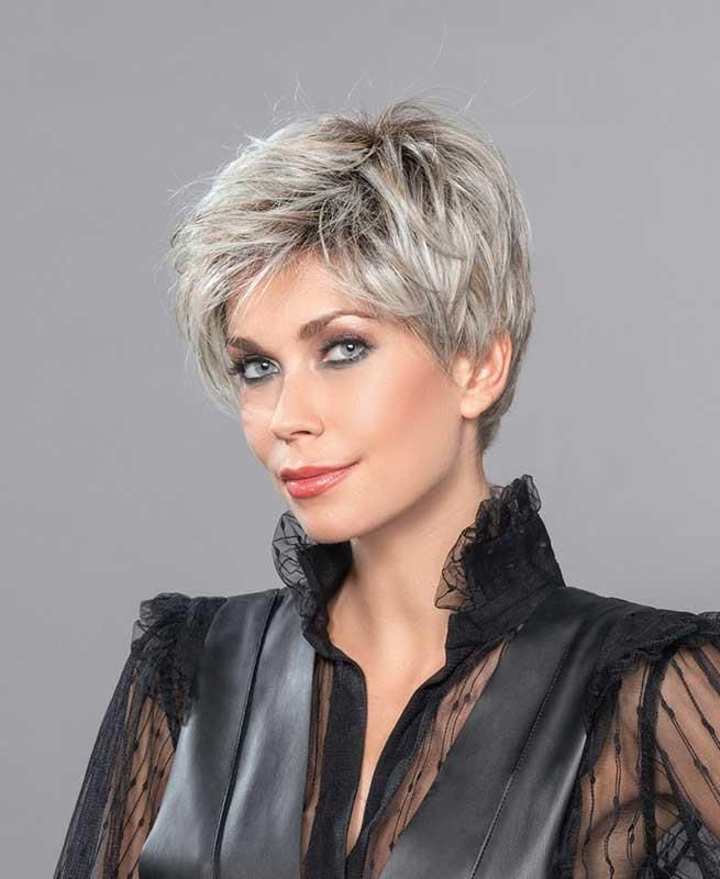 Eine Frau mit einer kurzen Perücke und einem schwarzen Hemd.