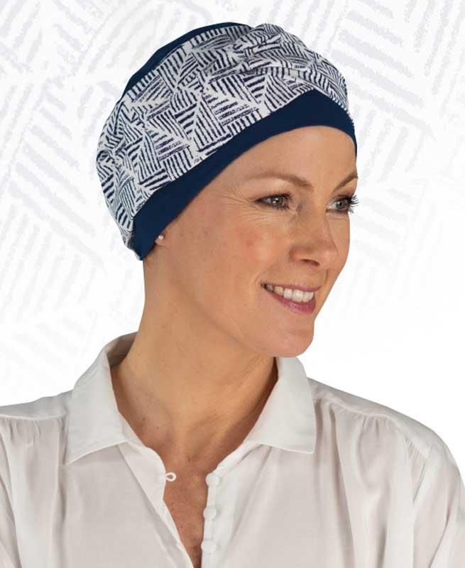 Eine Frau mit weißem Hemd und blauem Hut