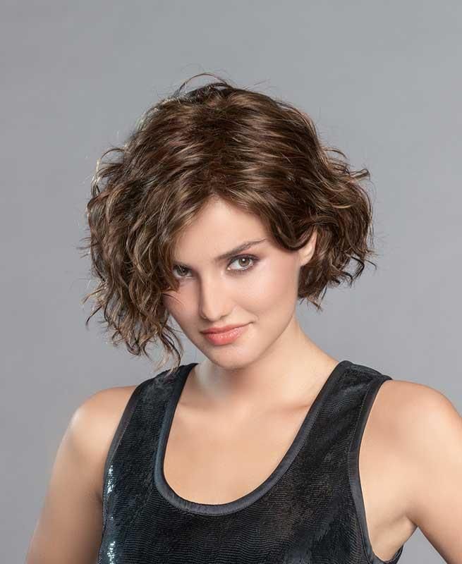 Eine Frau mit Perücke und schwarzem Tanktop