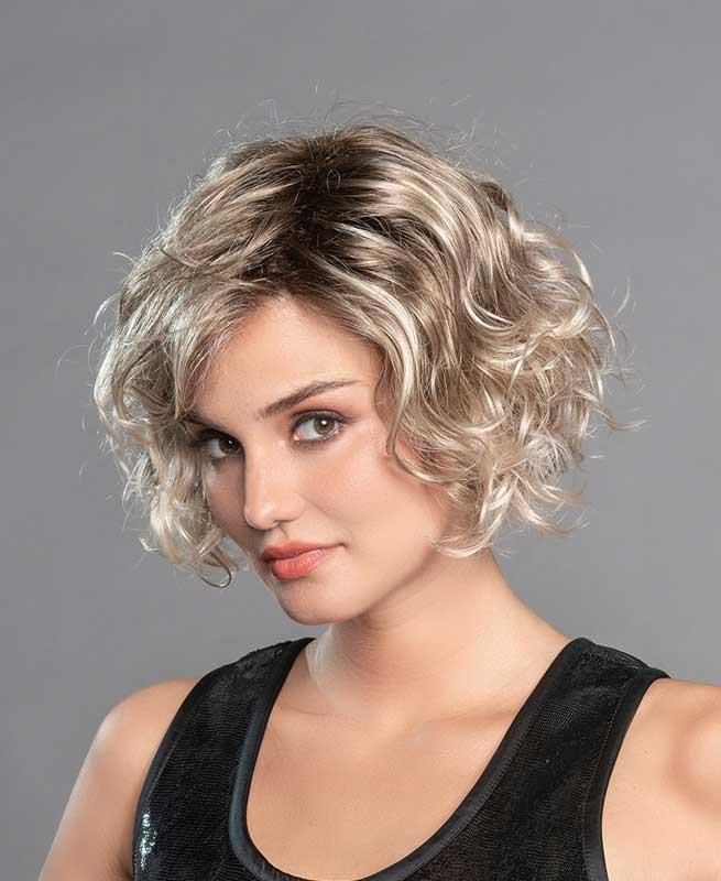 Eine Frau mit Perücke und schwarzem Tanktop.