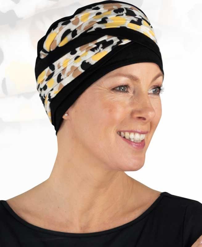 Eine Frau, die einen schwarzen Hut mit Leopardenmuster trägt