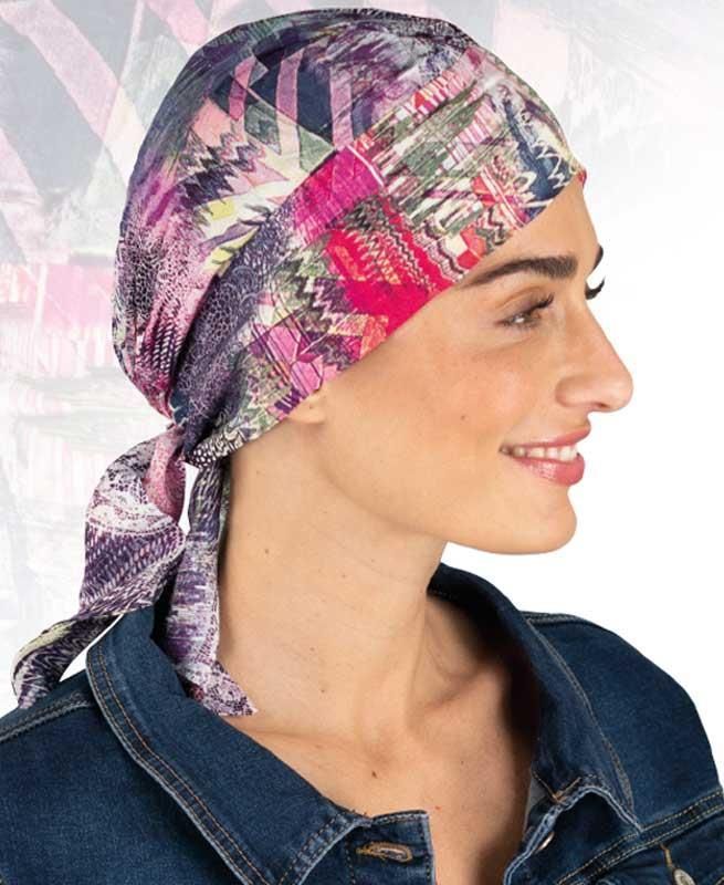 Eine Frau mit Kopftuch und Jeansjacke