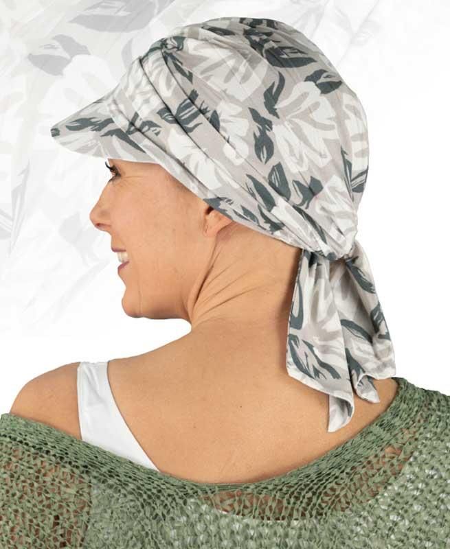 Eine Frau, die einen Hut mit Blättern darauf trägt