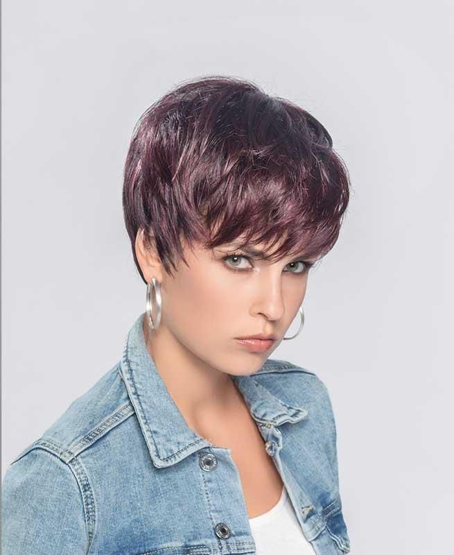 Eine Frau mit einer lila Perücke und einer Jeansjacke