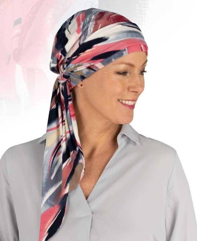 Eine Frau mit einem Schal um den Kopf lächelt