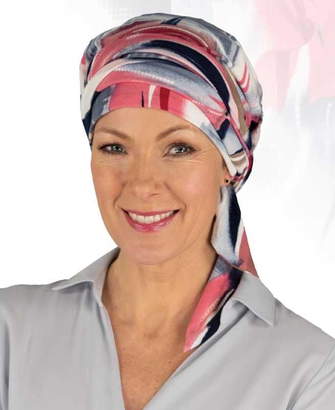 Eine Frau mit einem Kopftuch lächelt in die Kamera