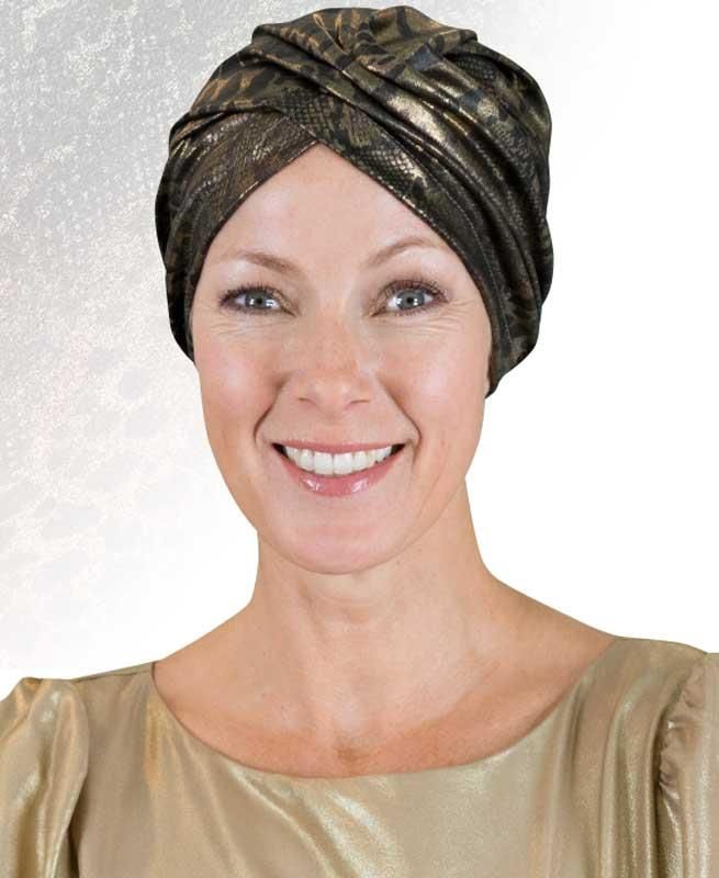 Eine Frau mit Turban lächelt in die Kamera