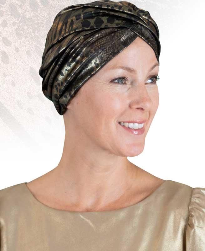 Eine Frau mit einem Turban mit Leopardenmuster lächelt