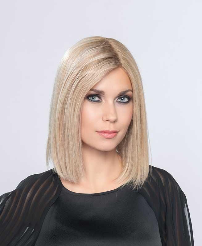 Eine Frau mit blonden Haaren und blauen Augen trägt ein schwarzes Kleid.