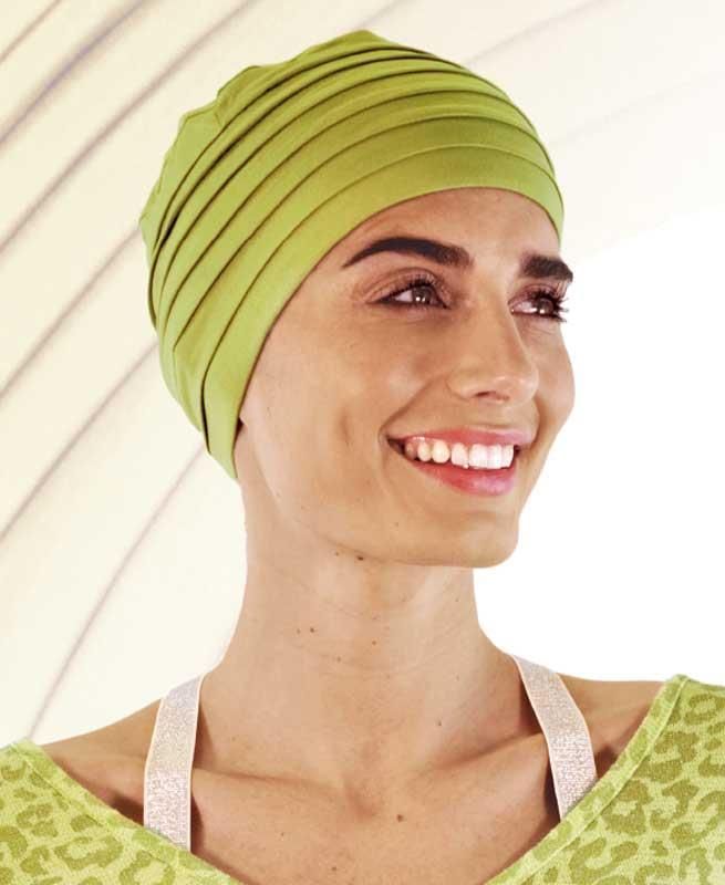 Eine Frau mit grünem Turban lächelt