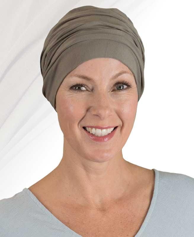 Eine Frau mit Turban lächelt in die Kamera