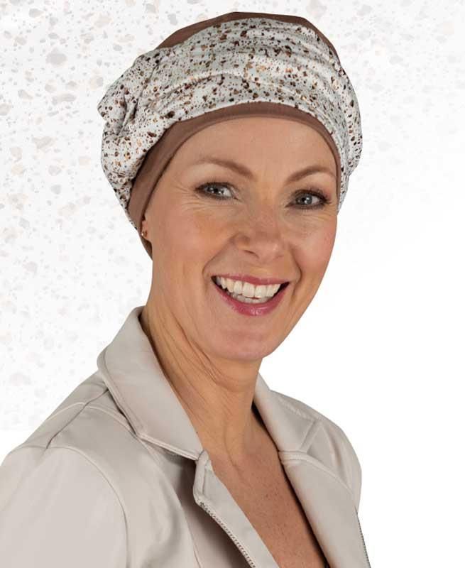 Eine Frau mit Stirnband und Jacke lächelt in die Kamera