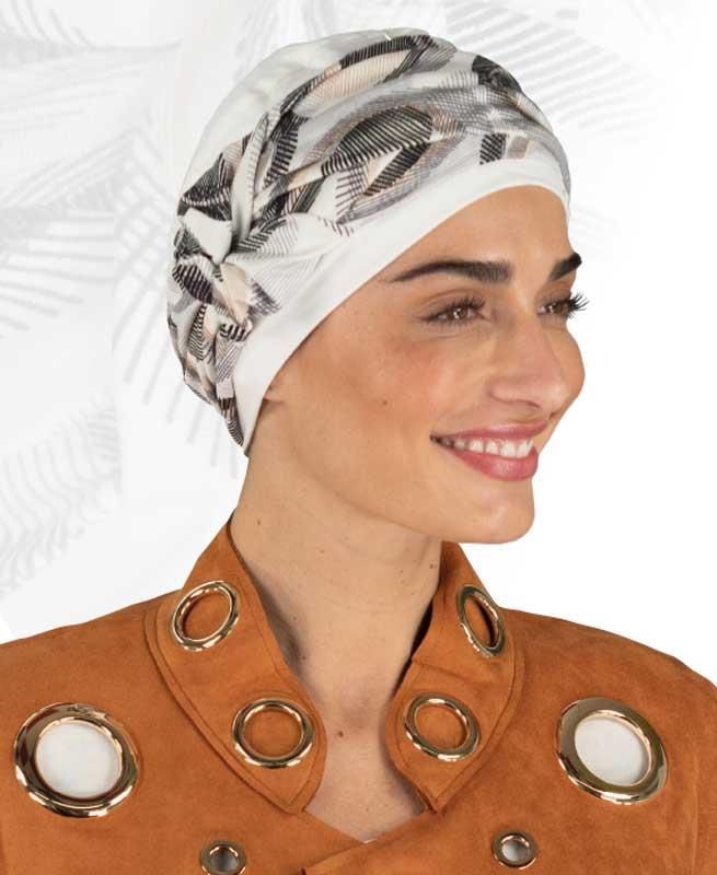 Eine Frau mit weißem Hut und brauner Jacke