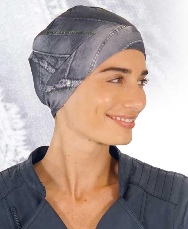 Eine Frau trägt einen grauen Hut und lächelt