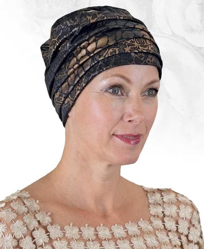 Eine Frau mit einem schwarz-goldenen Kopftuch