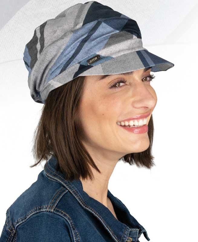 Eine Frau mit Hut und Jeansjacke lächelt