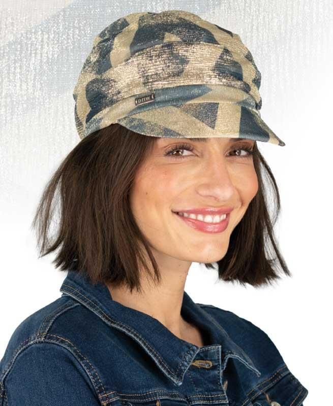 Eine Frau mit Hut und Jeansjacke lächelt