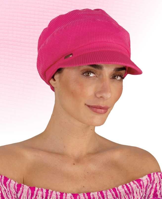 Eine Frau mit einem rosa Hut und einem rosa Oberteil