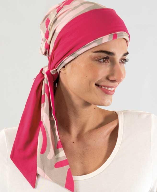 Eine Frau mit einem rosa Schal um den Kopf