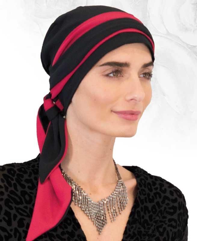 Eine Frau mit schwarz-rotem Kopftuch und silberner Halskette