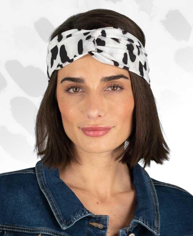 Eine Frau mit Stirnband und Jeansjacke