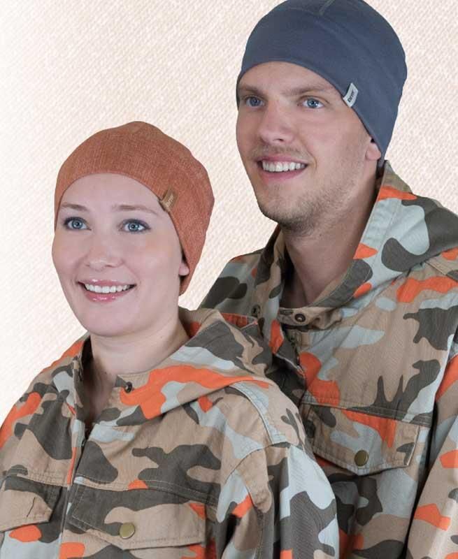 Ein Mann und eine Frau tragen Tarnjacken und Hüte