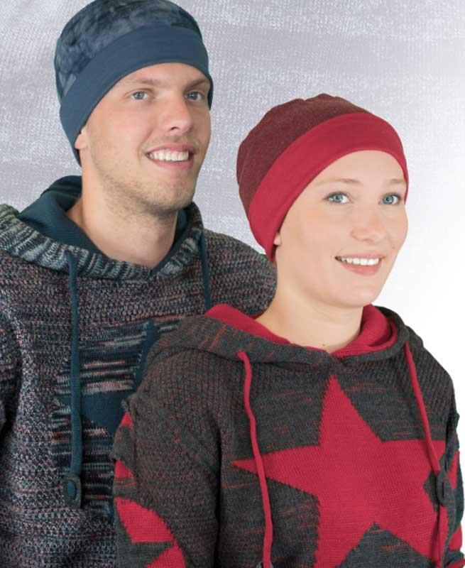 Ein Mann und eine Frau mit Hüten und Pullovern