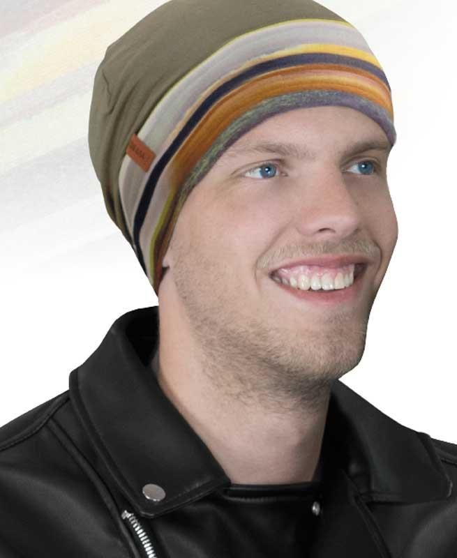 Ein Mann mit Mütze und Lederjacke lächelt