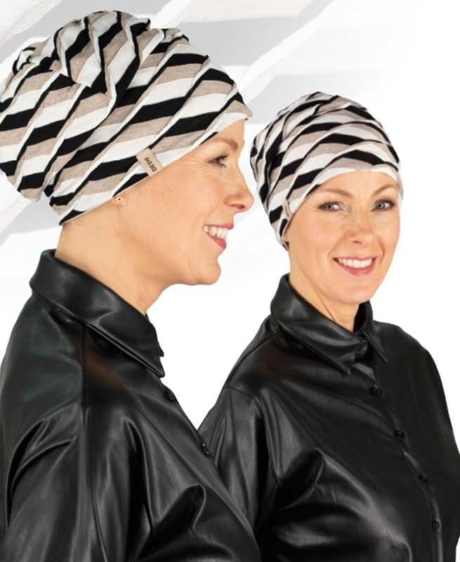 Eine Frau mit gestreifter Mütze und schwarzer Jacke