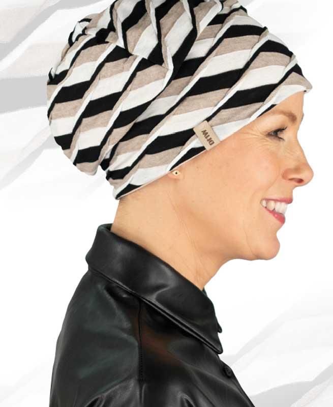 Eine Frau mit gestreifter Mütze und schwarzer Jacke