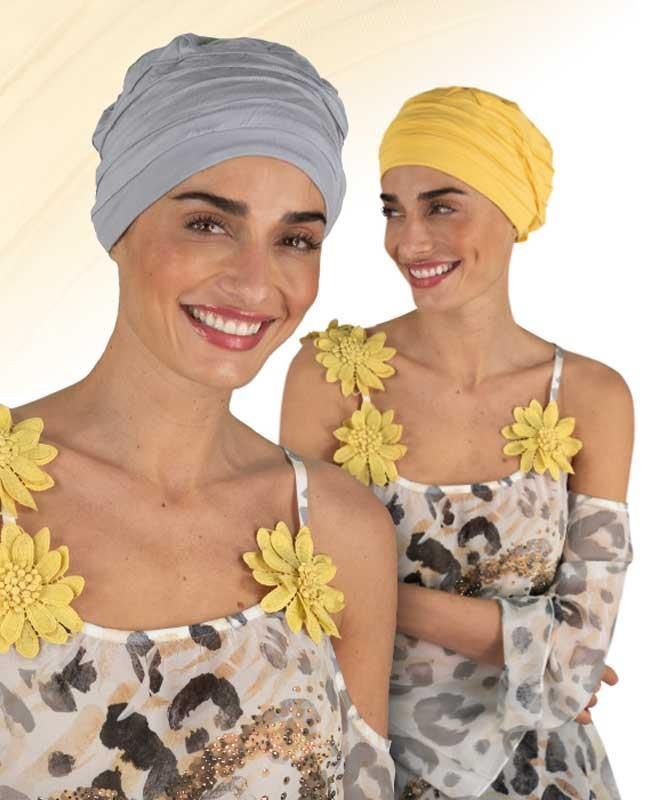 Eine Frau mit einem gelben und einem grauen Turban