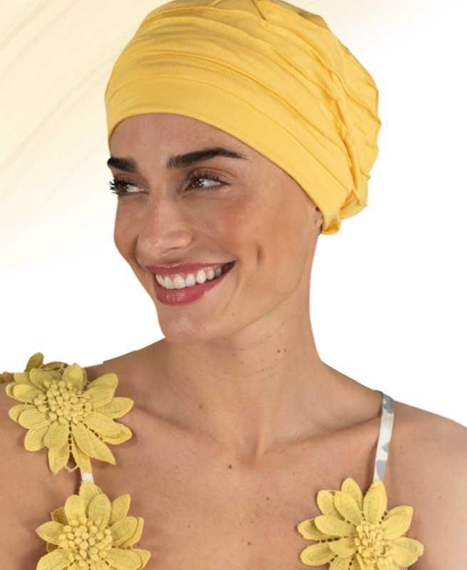 Eine Frau mit gelbem Turban lächelt