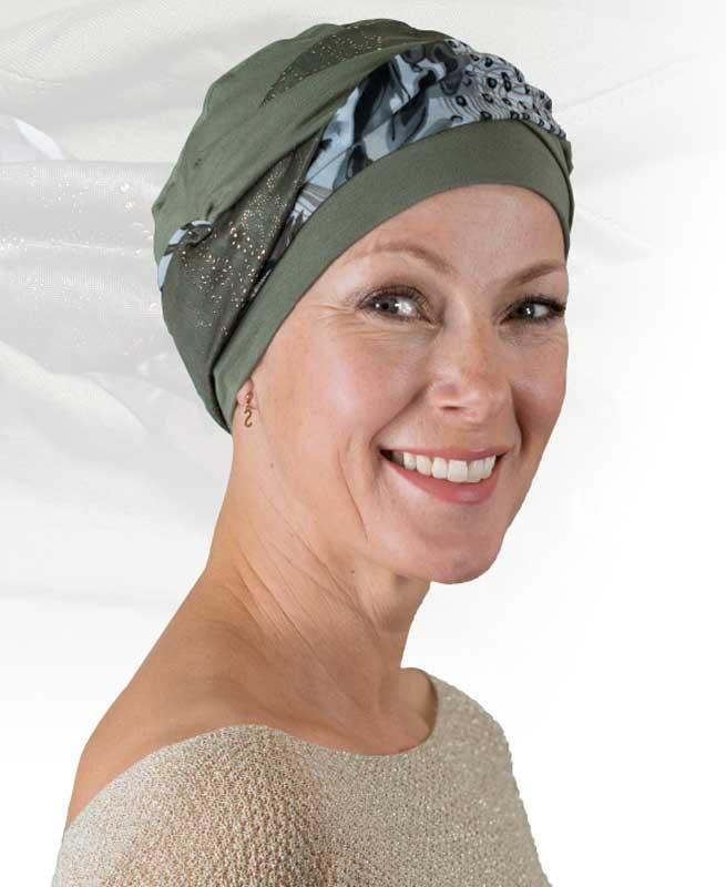 Eine Frau mit Turban lächelt in die Kamera